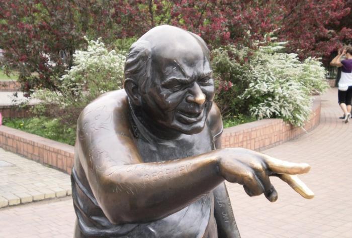 В Москве украли и распилили памятник Евгению Леонову В Москве украли и распилили памятник Евгению Леонову