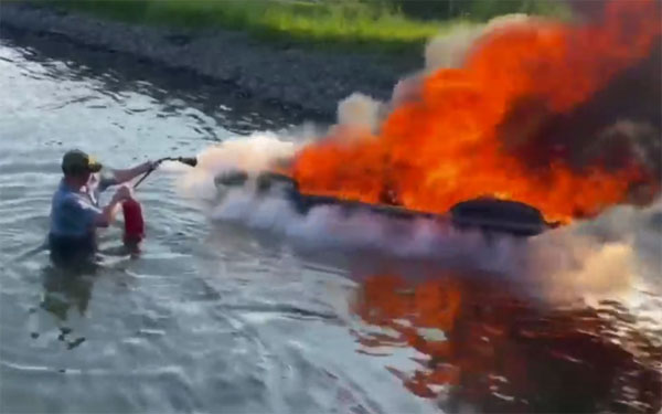 Отец и сын чуть не погибли при взрыве гидроцикла на Ангаре в Иркутске | Отец с сыном решили прокатиться на гидроцикле и чуть не погибли Отец и сын чуть не погибли при взрыве гидроцикла на Ангаре в Иркутске | Отец с сыном решили прокатиться на гидроцикле и чуть не погибли