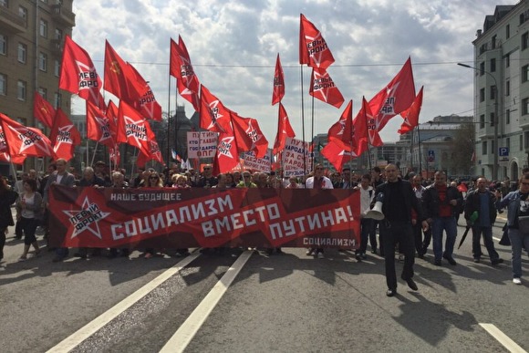 В Москве напротив Кремля задержаны активисты «Левого фронта», требовавшие отставки Путина В Москве напротив Кремля задержаны активисты «Левого фронта», требовавшие отставки Путина