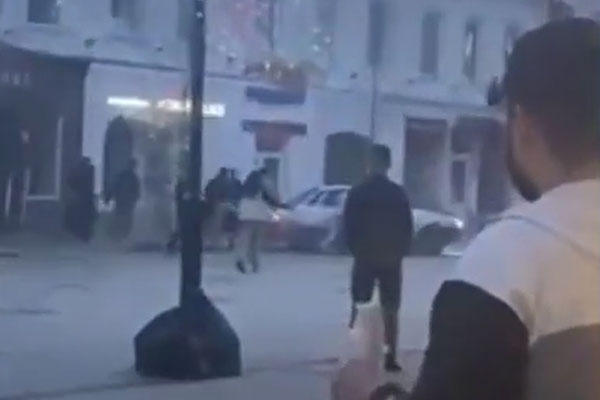 Полиция задержала водителя Priora, который въехал в толпу драчунов в Саратове | В Саратове водитель Priora протаранил толпу бойцов, а затем сбил человека Полиция задержала водителя Priora, который въехал в толпу драчунов в Саратове | В Саратове водитель Priora протаранил толпу бойцов, а затем сбил человека