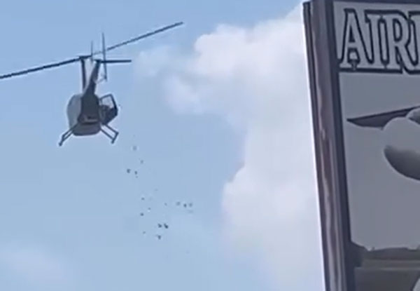 Необычная завещание: вертолет сбросил деньги на прохожих в Детройте по воле умершего владельца автомойки | В Детройте вертолет сбросил на прохожих несколько тысяч долларов Необычная завещание: вертолет сбросил деньги на прохожих в Детройте по воле умершего владельца автомойки | В Детройте вертолет сбросил на прохожих несколько тысяч долларов