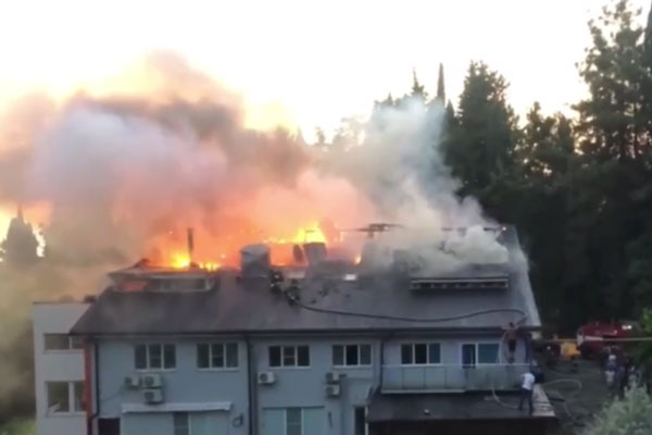 В Сочи потушили пожар на крыше многоквартирного дома