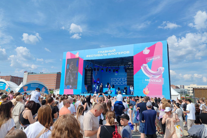 Фестиваль "Блогеры России" собрал огромную аудиторию в пяти городах стран | Более 250 тысяч человек посетило фестиваль “Блогеры России” в пяти городах страны Фестиваль "Блогеры России" собрал огромную аудиторию в пяти городах стран | Более 250 тысяч человек посетило фестиваль “Блогеры России” в пяти городах страны