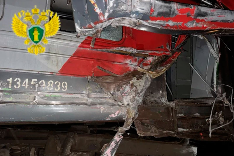 Электричка сошла с рельсов и влетела в пассажирскую платформу в Подмосковье | В Подмосковье вагон электрички врезался в платформу Электричка сошла с рельсов и влетела в пассажирскую платформу в Подмосковье | В Подмосковье вагон электрички врезался в платформу