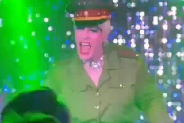 В Красноярском баре прошла травести-вечеринка в честь 23 февраля В Красноярском баре прошла травести-вечеринка в честь 23 февраля