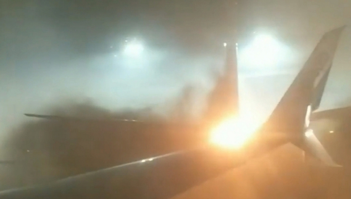 Огненный хлопок и крики: пассажир снял на видео панику на борту столкнувшегося самолета в Торонто. ВИДЕО Огненный хлопок и крики: пассажир снял на видео панику на борту столкнувшегося самолета в Торонто. ВИДЕО