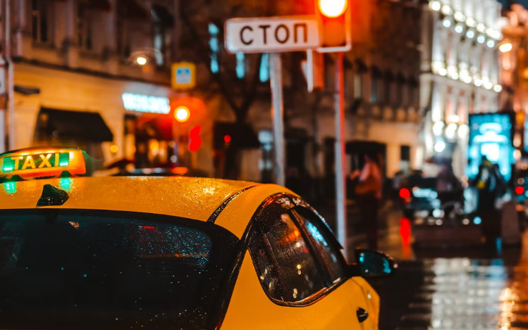 Под Петербургом таксист изнасиловал уснувшую 24-летнюю пассажирку и выкинул на улицу Под Петербургом таксист изнасиловал уснувшую 24-летнюю пассажирку и выкинул на улицу