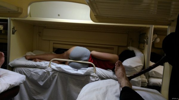 В Пензе фотоохотник продолжает снимать попы попутчиц в поездах В Пензе фотоохотник продолжает снимать попы попутчиц в поездах