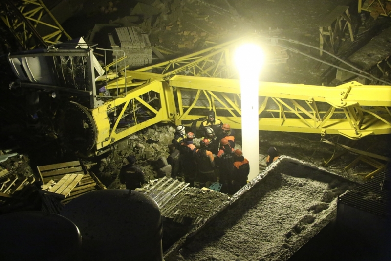 В Екатеринбурге жильцов пятиэтажки, на которую упал башенный кран, расселяют по гостиницам. ФОТО