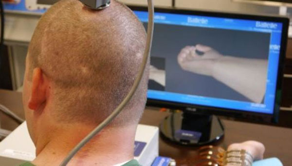 Человек с чипом в мозге смог управлять компьютерной мышью силой мысли