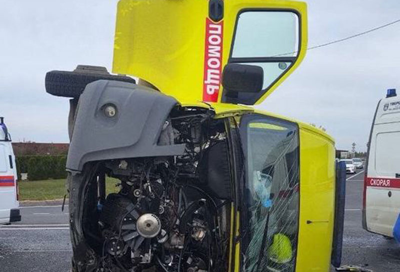 Авария на трассе под Тверью: реанимобиль столкнулся с легковушкой | Скорая помощь перевернулась на трассе М-9 в Тверской области Авария на трассе под Тверью: реанимобиль столкнулся с легковушкой | Скорая помощь перевернулась на трассе М-9 в Тверской области