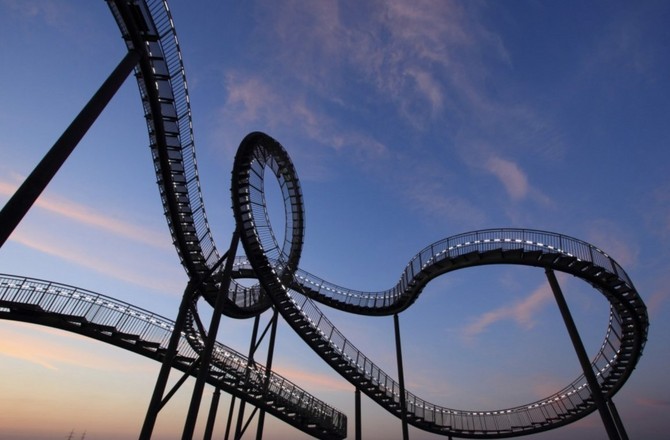 Посетители парка аттракционов 1,5 часа провели вниз головой на высоте из-за сломавшихся американских горок Посетители парка аттракционов 1,5 часа провели вниз головой на высоте из-за сломавшихся американских горок