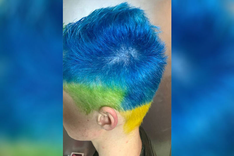 В Москве мужчину оштрафовали из-за волос, окрашенных в желто-голубые цвета | Москвича оштрафовали из-за желто-голубых волос В Москве мужчину оштрафовали из-за волос, окрашенных в желто-голубые цвета | Москвича оштрафовали из-за желто-голубых волос