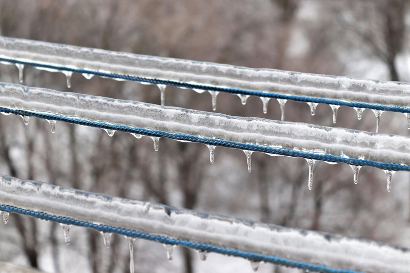 В Москве двое мужчин провалились под лед на глазах у прохожих, один погиб