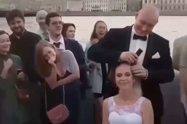 В Петербурге жених побрил наголо невесту прямо на свадьбе