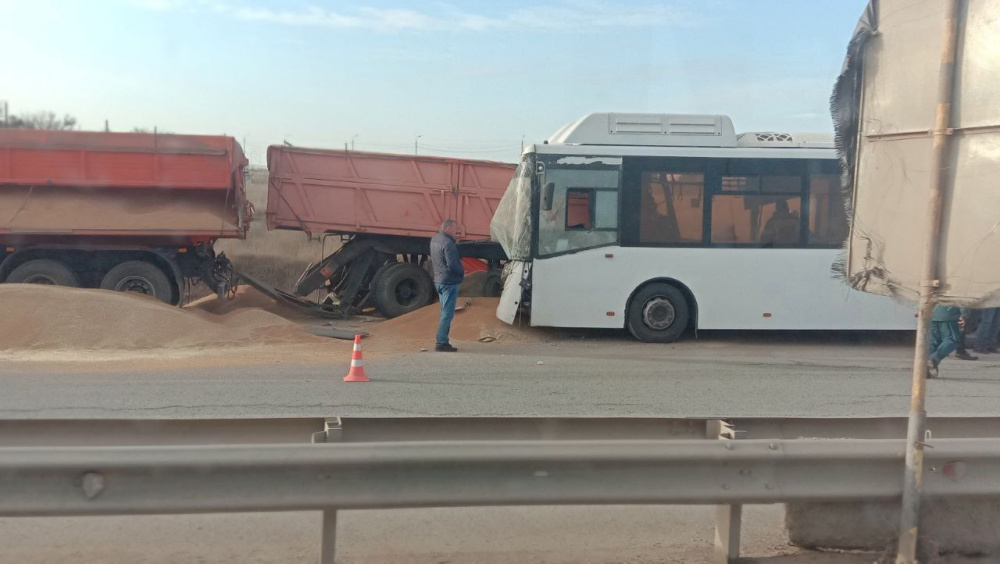 Пять человек погибли после столкновения автобуса и большегруза в Крыму | На трассе под Симферополем столкнулись автобус и большегруз Пять человек погибли после столкновения автобуса и большегруза в Крыму | На трассе под Симферополем столкнулись автобус и большегруз