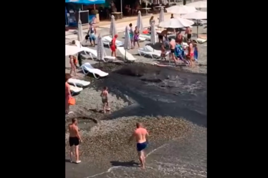 В Сочи на пляже забил гейзер из канализации В Сочи на пляже забил гейзер из канализации