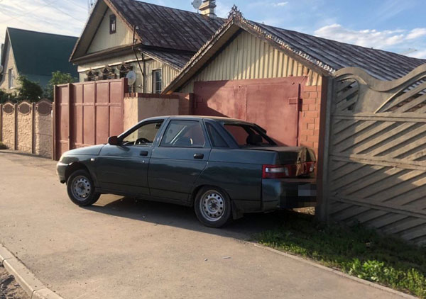 Пьяный водитель авто влетел в детей на тротуаре в Энгельсе и попал на видео | В Энгельсе пьяный водитель авто сбил детей на тротуаре, погибла девочка