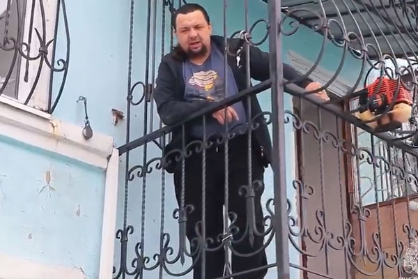 Спасение икон от наводнения: настоятель храма Святого Духа в Кургане эвакуирован сотрудниками МЧС РФ | В Кургане священника, увлечённого спасением икон от потопа, пришлось увозить из храма силами МЧС Спасение икон от наводнения: настоятель храма Святого Духа в Кургане эвакуирован сотрудниками МЧС РФ | В Кургане священника, увлечённого спасением икон от потопа, пришлось увозить из храма силами МЧС