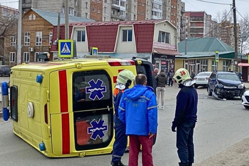 Столкновение скорой помощи и легкового автомобиля на перекрестке Томска: пострадала фельдшер | Машина скорой помощи опрокинулась на бок после ДТП в Томске Столкновение скорой помощи и легкового автомобиля на перекрестке Томска: пострадала фельдшер | Машина скорой помощи опрокинулась на бок после ДТП в Томске