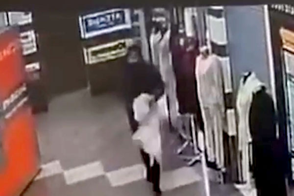 Самое огненное ограбление века: вор совершил поджог, пытаясь украсть женскую одежду Самое огненное ограбление века: вор совершил поджог, пытаясь украсть женскую одежду