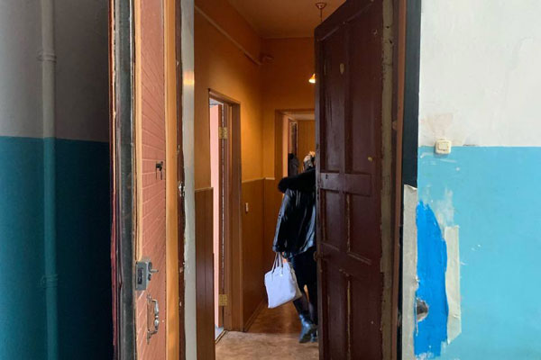 В Самаре женщина отмечала с сожителем 8 марта, а потом выкинула его из окна В Самаре женщина отмечала с сожителем 8 марта, а потом выкинула его из окна