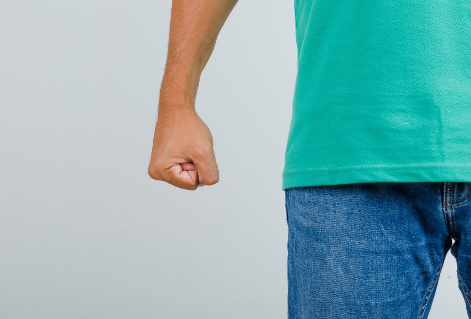 В Каменске-Уральском девушек вывезли на автомойку, раздели и избили | В Свердловской области парни похитили девушек, раздели и избили