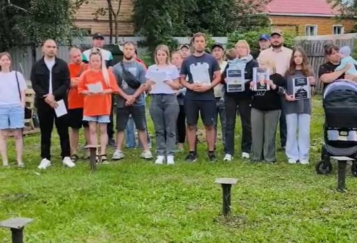 От «модульной» мечты – к жилищному кошмару: 60 семей в Тюмени остались без домов из-за застройщика | Более 60 семей в Тюмени потребовали вмешательства Путина из-за недостроенных домов От «модульной» мечты – к жилищному кошмару: 60 семей в Тюмени остались без домов из-за застройщика | Более 60 семей в Тюмени потребовали вмешательства Путина из-за недостроенных домов