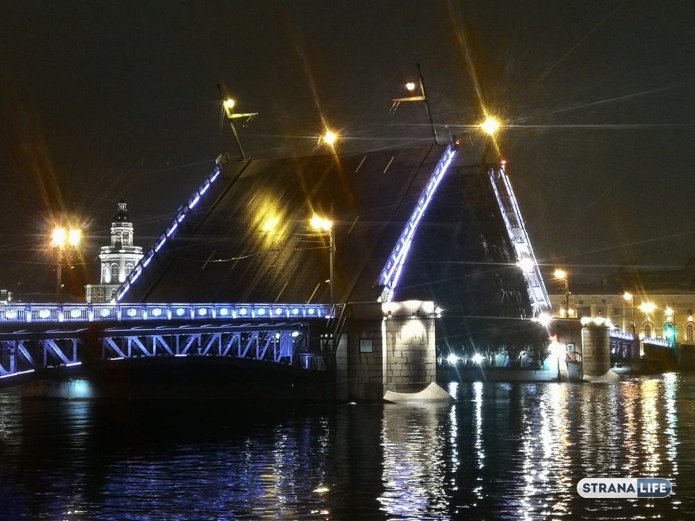 Уснули до весны: в Санкт-Петербурге закончилась навигация, а с ней и развод мостов. Как это было в последний раз в сезоне?
