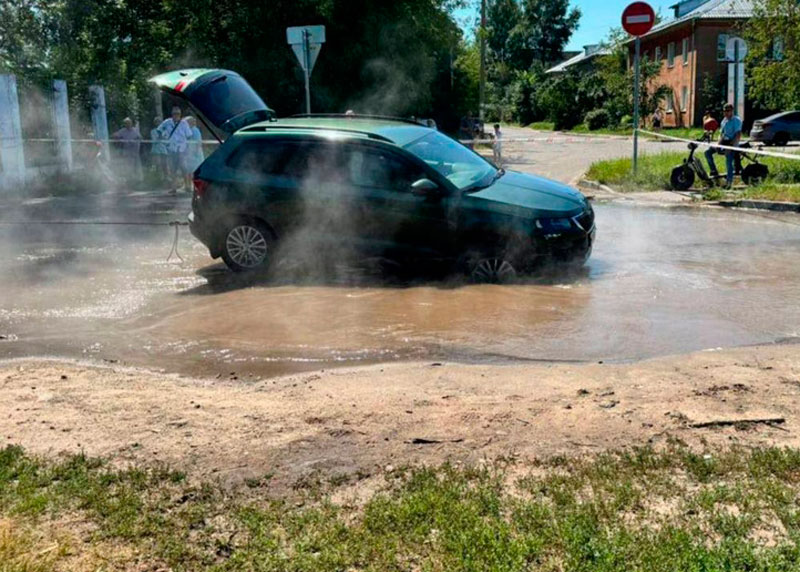 В Твери спасатели получили ожоги, помогая вытащить легковушку из ямы с кипятком | Два спасателя пострадали в Твери, помогая вытащить машину из ямы с кипятком