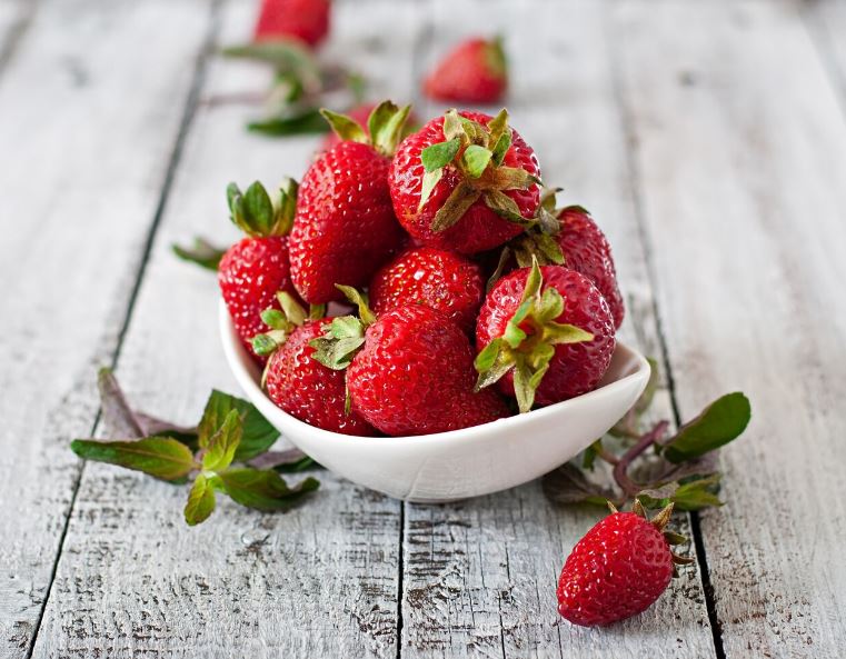 Диетолог рассказала, как правильно выбирать клубнику | Врач Соломатина посоветовала покупать упругую, но не твёрдую клубнику