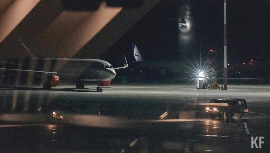 В аэропорту Домодедово расстреляли Lexus и похитили 4 млн долларов В аэропорту Домодедово расстреляли Lexus и похитили 4 млн долларов