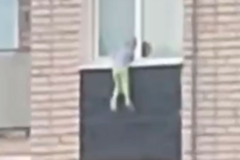 В Новгородской области трёхлетний ребёнок прогулялся по карнизу пятого этажа | В Боровичах трёхлетний мальчик гулял по карнизу пятого этажа, пока мать спала В Новгородской области трёхлетний ребёнок прогулялся по карнизу пятого этажа | В Боровичах трёхлетний мальчик гулял по карнизу пятого этажа, пока мать спала