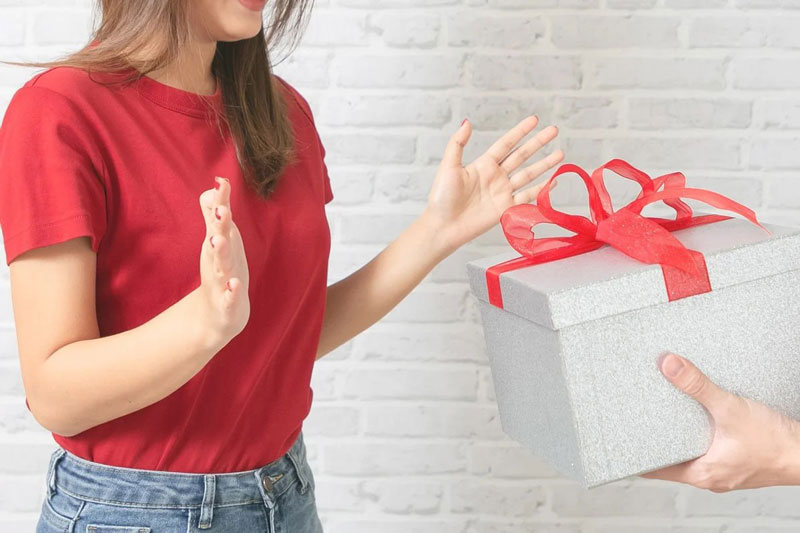 Адвокат рассказал, что вернуть сертификат и подарок на 8 Марта можно без чека | Россиянкам рассказали, как вернуть не понравившиеся подарки на 8 Марта