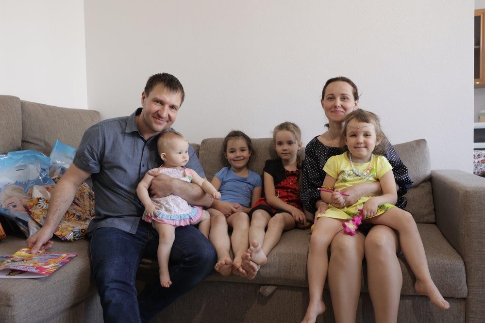 Сказка стала былью: уральская семья Лунеговых переехала из аварийного барака в новую квартиру, хотя средств на нее им не хватало