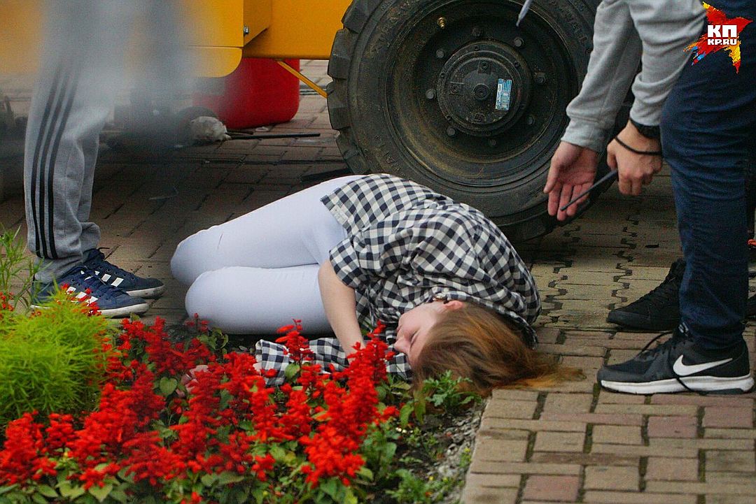 В Екатеринбурге на "Неделе мужества" девушка упала с 10-метрового аттракциона В Екатеринбурге на "Неделе мужества" девушка упала с 10-метрового аттракциона