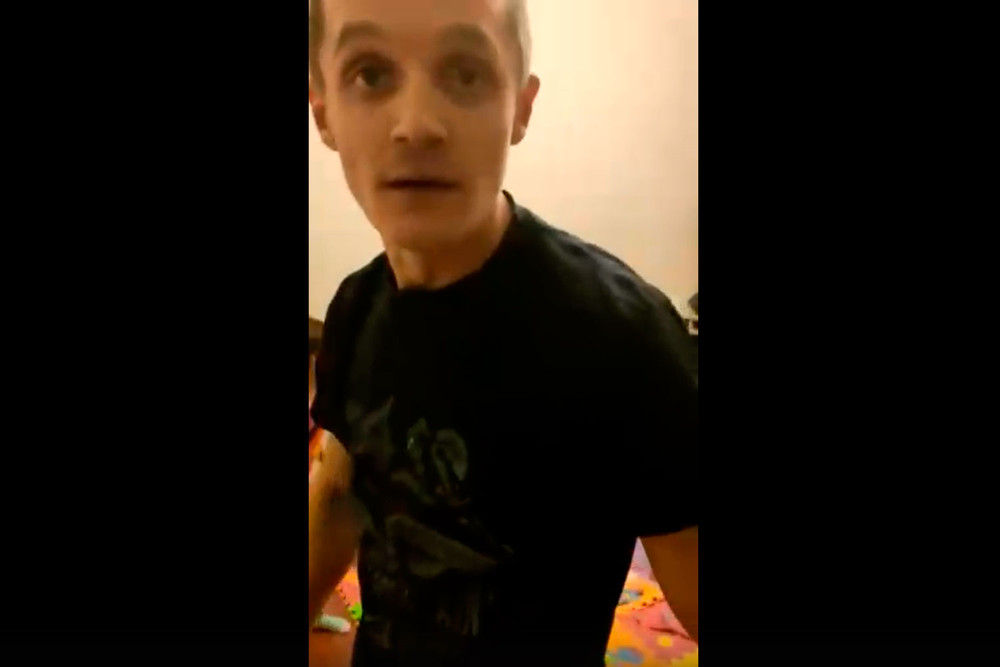 На Урале мужчина избивает сожительницу с младенцем на руках, угрожая убить, но полиция говорит, что для задержания нет оснований На Урале мужчина избивает сожительницу с младенцем на руках, угрожая убить, но полиция говорит, что для задержания нет оснований