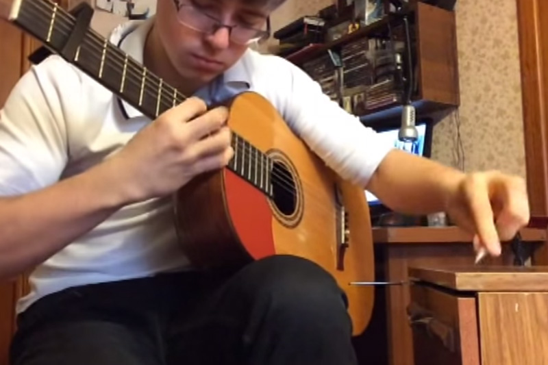 Школьник из Краснодара "взорвал" YouTube, играя рукой на гитаре и ручкой на тумбочке. Видео Школьник из Краснодара "взорвал" YouTube, играя рукой на гитаре и ручкой на тумбочке. Видео