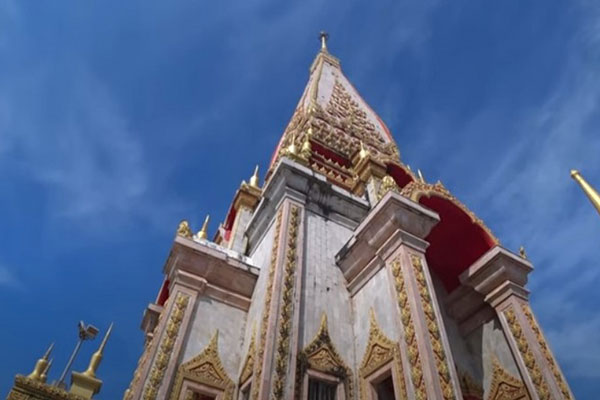 Пьяный россиянин залез на 35-метровую пагоду в Таиланде, сорвался и погиб Пьяный россиянин залез на 35-метровую пагоду в Таиланде, сорвался и погиб