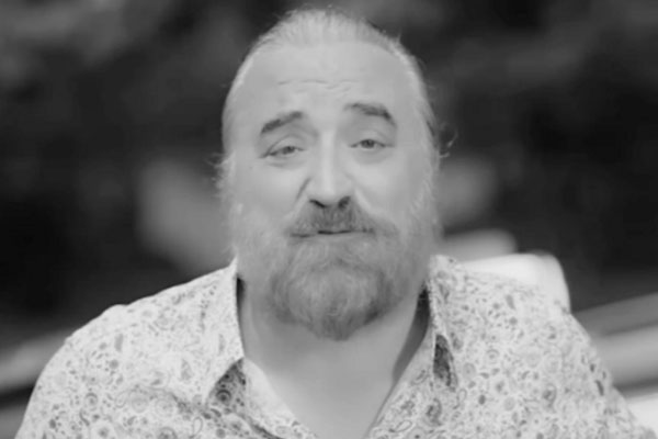 В Турции певец Конак потерял сознание прямо на сцене и умер | Турецкий певец потерял сознание на сцене и умер