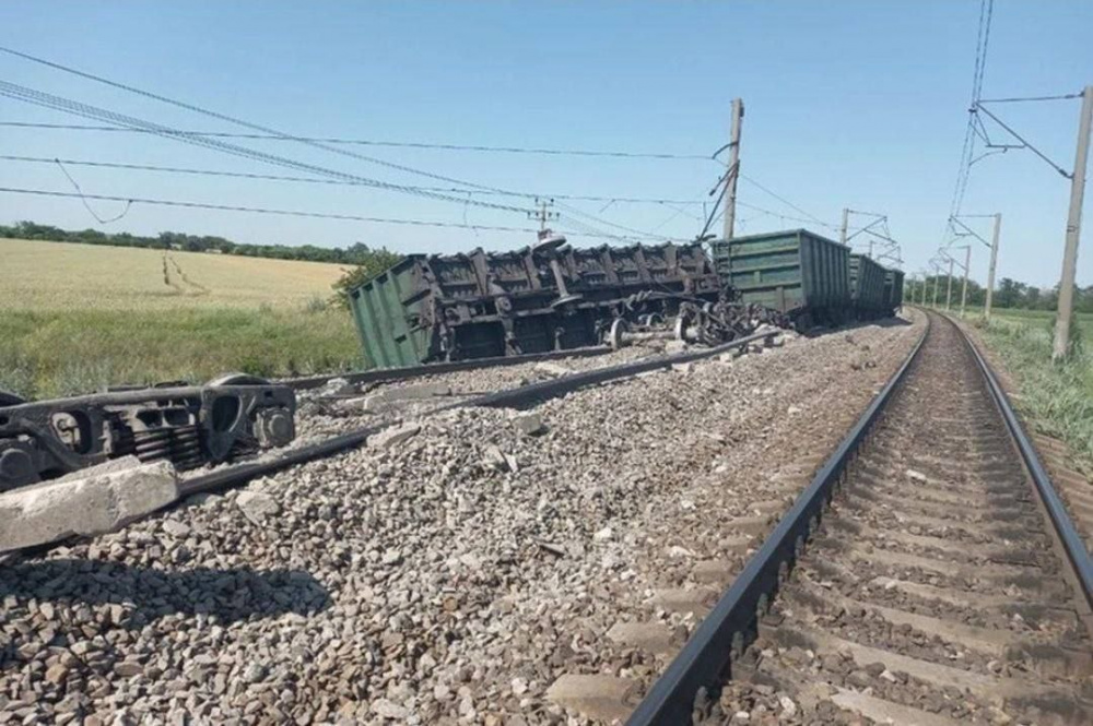 Взрыв на железной дороге в Белгородской области. Что известно | Несколько вагонов грузового поезда сошли с рельсов под Белгородом после взрыва