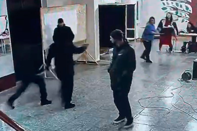 На избирательном участке в Абхазии произошла перестрелка во время второго тура президентских выборов. Видео | Теракт на выборах в Абхазии: «Стрельба, раненые, и кто стоит за нападением?» На избирательном участке в Абхазии произошла перестрелка во время второго тура президентских выборов. Видео | Теракт на выборах в Абхазии: «Стрельба, раненые, и кто стоит за нападением?»