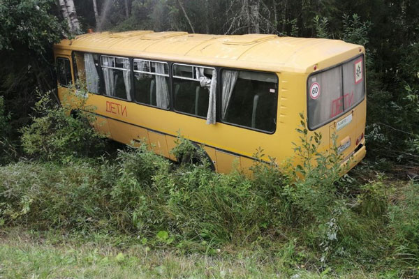 В результате ДТП со школьным автобусом в Пермском крае пострадали 15 детей В результате ДТП со школьным автобусом в Пермском крае пострадали 15 детей