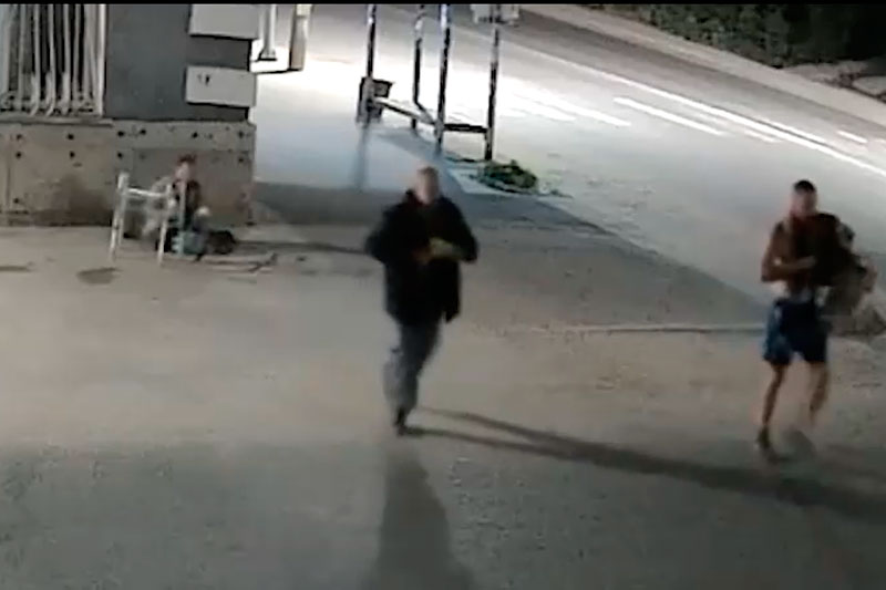 Жестокий инцидент в Тверской области: мужчина с оружием отобрал продукты у инвалида. Видео | В Тверской области мужчина с оружием отобрал у инвалида пакет с продуктами Жестокий инцидент в Тверской области: мужчина с оружием отобрал продукты у инвалида. Видео | В Тверской области мужчина с оружием отобрал у инвалида пакет с продуктами