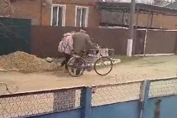 На Кубани мужчина схватил девочку за волосы на улице и утащил На Кубани мужчина схватил девочку за волосы на улице и утащил