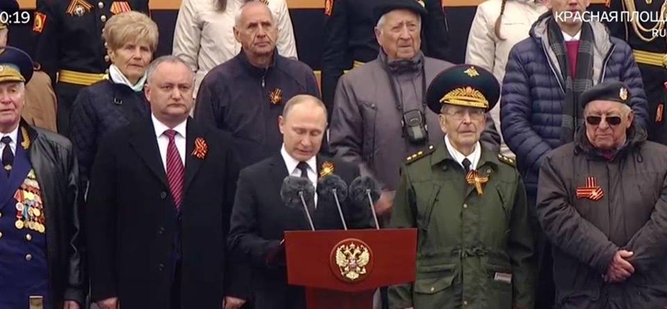 На парад Победы к Владимиру Путину приехал только Додон: хочет списать долги