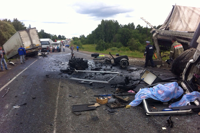 Смертельная авария под Уфой: на трассе столкнулись три грузовика и легковушка, погибли маленькие дети Смертельная авария под Уфой: на трассе столкнулись три грузовика и легковушка, погибли маленькие дети
