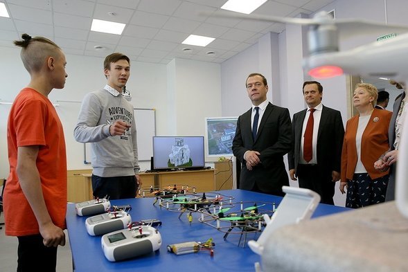 Дмитрия Медведева обманули конструктором "Лего" Дмитрия Медведева обманули конструктором "Лего"