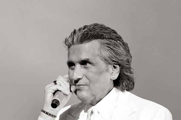 У входа в церковь спели знаменитую l'Italiano: в Милане под аплодисменты похоронили Тото Кутуньо