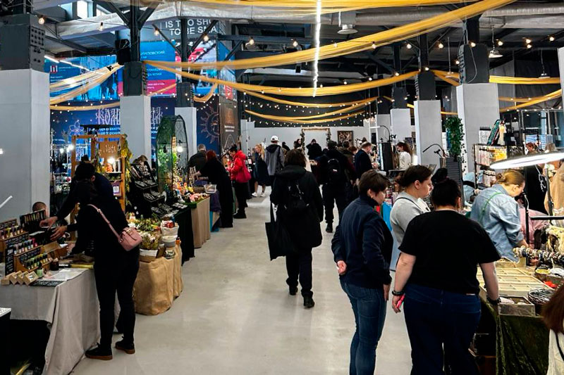 В Москве активисты сорвали эзотерическую ярмарку «Волшебница» под предлогом "сатанинского мероприятия" | Z-активисты попытались сорвать эзотерическую ярмарку в Москве В Москве активисты сорвали эзотерическую ярмарку «Волшебница» под предлогом "сатанинского мероприятия" | Z-активисты попытались сорвать эзотерическую ярмарку в Москве